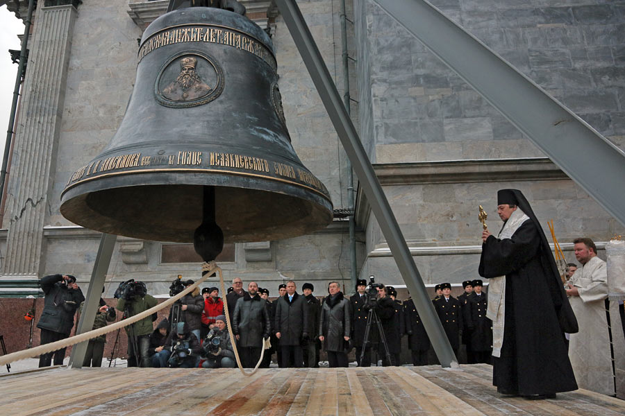 Огромный колокол. Звонница Исаакиевского собора.